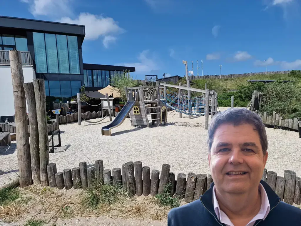 Jaap van Putten bij een natuurlijke speelplek ontworpen door PlayScape Advisory